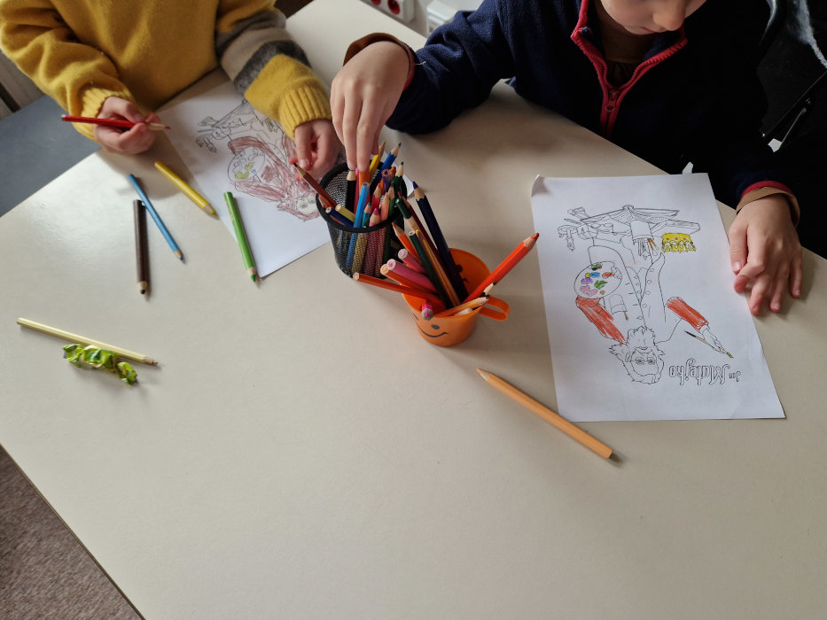 Dzieci kolorują obrazek przedstawiający Jana Matejkę
