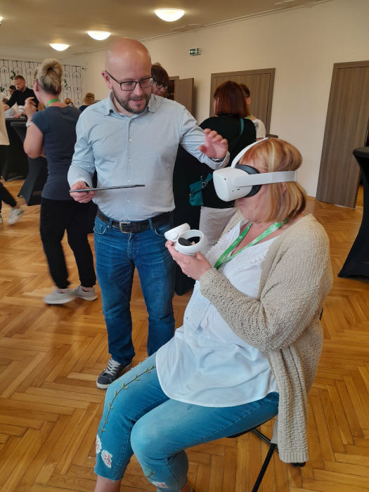 W przerwie uczestnicy testują okulary do wirtualnej rzeczywistości