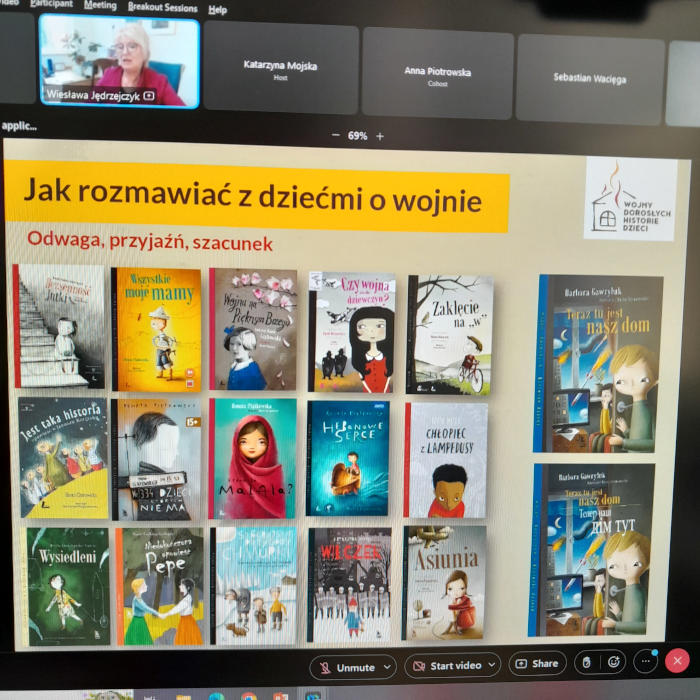 Na ekranie komputera wyświetlone okładki książek dotyczących wojny. W góry przemawiająca Pani Wiesława Jędrzejczyk.