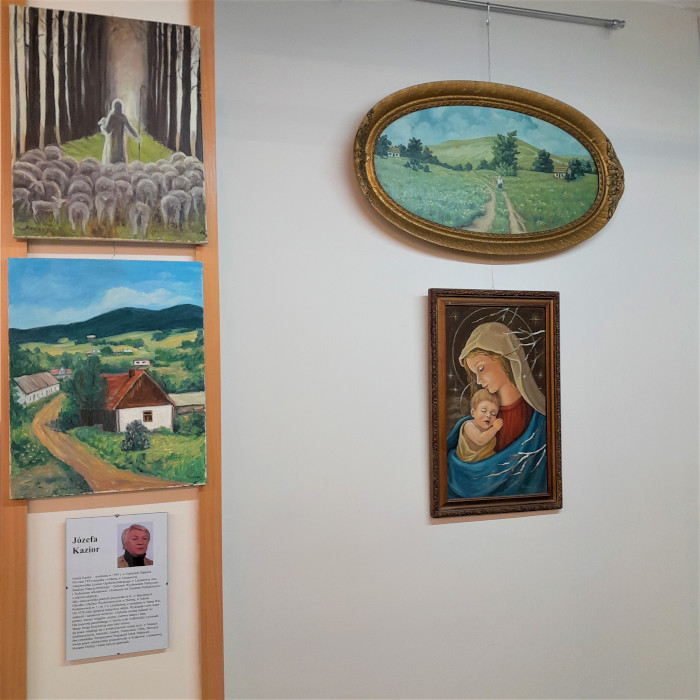 Fragment wystawy przedstawiający 2 obrazy z motywem religijnym oraz 2 pejzaże.