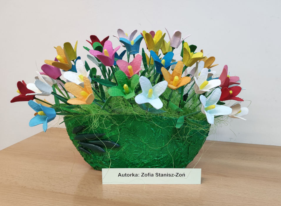 Kolorowy bukiet kwiatów wykonanych z materiałów plastycznych.