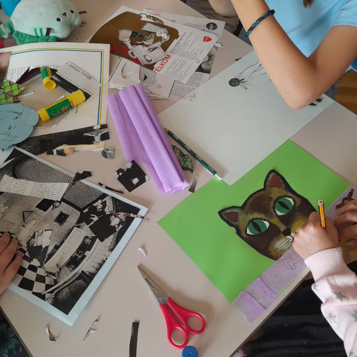 Dzieci przygotowujące prace z elementów wyciętych z gazet